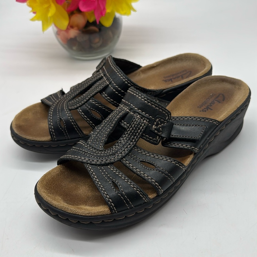 Clarks Bendables Black Lightweight sandals w/ white stitching Size 7 B MCS8230M
